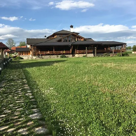 Nacionalna Kuca Bajo * Mackat