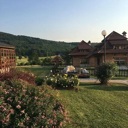 Nacionalna Kuca Bajo * Mackat