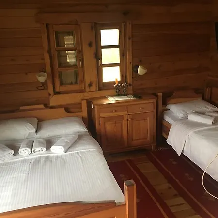 Nacionalna Kuca Bajo * Mackat