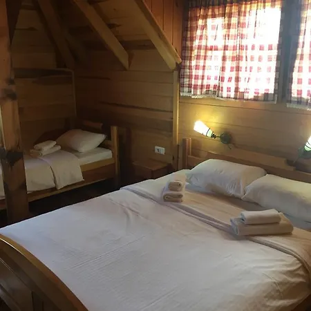 Nacionalna Kuca Bajo * Mackat